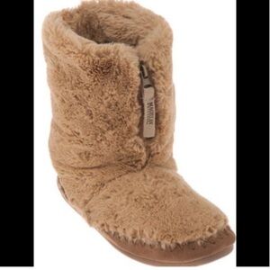 Magellan Outdoors fuzzy slippers boots